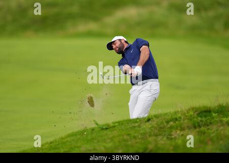Lo Scottie Scheffler degli Stati Uniti gioca dall'undicesimo fairway durante il quarto giorno del 153° Open Championship al Royal Portrush nella contea di Antrim, Irlanda del Nord. Data foto: Domenica 20 luglio 2025. Foto Stock