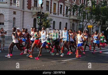27 agosto 2023, BUDAPEST, Ungheria: Budapest (Ungheria), 27/08/2023.- Vista generale degli atleti in azione durante la finale della maratona maschile del Campionato Mondiale di Atletica a Budapest, Ungheria, 27 agosto 2023. (Mundial de Atletismo, Maratón, Hungría) (immagine di credito: © Aleksandra Szmigiel/POOL via ZUMA Press Wire) Foto Stock