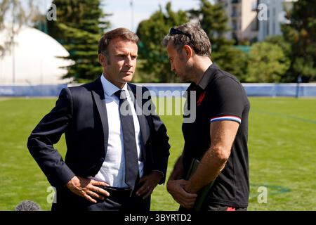 4 settembre 2023, Rueil-Malmaison, Hauts-de-Seine, Francia: Rueil-malmaison (Francia), 04/09/2023.- il presidente francese Emmanuel Macron (L) parla con il capo-allenatore francese Fabien Galthie (L) durante un incontro con la squadra nel campo di allenamento del loro campo base a Rueil-Malmaison, fuori Parigi, Francia, 4 settembre 2023. Macron ha visitato la squadra in vista della Coppa del mondo di rugby 2023 che la Francia ospiterà dall'8 settembre al 28 ottobre. (Francia) (immagine di credito: © Ludovic Marin/POOL via ZUMA Press Wire) Foto Stock