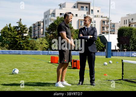 4 settembre 2023, Rueil-Malmaison, Hauts-de-Seine, Francia: Rueil-malmaison (Francia), 04/09/2023.- il presidente francese Emmanuel Macron parla con il capo-allenatore francese Fabien Galthie (L) durante un incontro con la squadra nel campo di allenamento del loro campo base a Rueil-Malmaison, fuori Parigi, Francia, 4 settembre 2023. Macron ha visitato la squadra in vista della Coppa del mondo di rugby 2023 che la Francia ospiterà dall'8 settembre al 28 ottobre. (Francia) (immagine di credito: © Ludovic Marin/POOL via ZUMA Press Wire) Foto Stock
