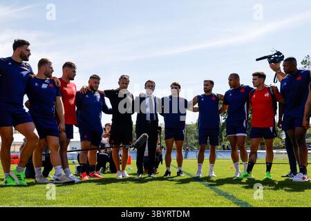 4 settembre 2023, Rueil-Malmaison, Hauts-de-Seine, Francia: Rueil-malmaison (Francia), 04/09/2023.- il presidente francese Emmanuel Macron (C) si accomoda con i giocatori francesi durante un incontro con la squadra nel campo di allenamento del loro campo base a Rueil-Malmaison, fuori Parigi, Francia, 4 settembre 2023. Macron ha visitato la squadra in vista della Coppa del mondo di rugby 2023 che la Francia ospiterà dall'8 settembre al 28 ottobre. (Francia) (immagine di credito: © Ludovic Marin/POOL via ZUMA Press Wire) Foto Stock