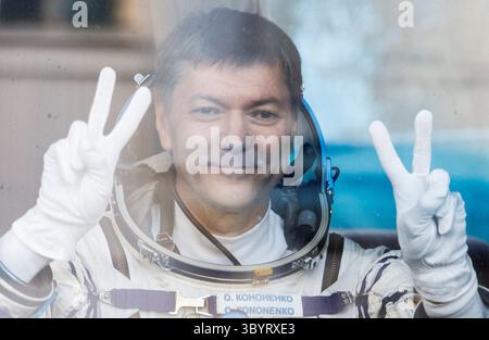 15 settembre 2023, Baikonur, Kazakistan: Baikonur (Kazakistan), 15/09/2023.- (FILE) il cosmonauta Roscosmos Oleg Kononenko reagisce in autobus prima della partenza per il launchpad presso il cosmodromo di Baikonur, Kazakistan, 15 settembre 2023 (ristampato il 4 febbraio 2024). Oleg Kononenko il 4 febbraio 2024 stabilì un record mondiale per il tempo totale trascorso nello spazio con 878 giorni, 11 ore e 29 minuti, ha dichiarato l'agenzia spaziale Roscosmos. Oleg Kononenko è uno dei membri della spedizione 70-71 a bordo della stazione spaziale Internazionale (ISS) dal 15 settembre 2023. (Kazajstán, Rusia, Roma) (immagine di credito: © Max Foto Stock