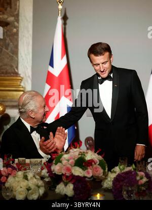 20 settembre 2023, VERSAILLES, Francia: Versailles (Francia), 20/09/2023.- il presidente francese Emmanuel Macron (R) e il re britannico Carlo III partecipano ad una cena di stato nella sala degli specchi del Palazzo di Versailles, a Versailles, vicino Parigi, in Francia, 20 settembre 2023, il primo giorno di una visita di stato nel paese. La visita di stato di tre giorni della coppia reale britannica fu inizialmente pianificata per marzo 2023 e rimandata a causa delle diffuse dimostrazioni in Francia contro le riforme pensionistiche del governo. (Francia, Reino Unido) (immagine di credito: © Benoit Tessier/POOL via ZUMA Press Wire) Foto Stock