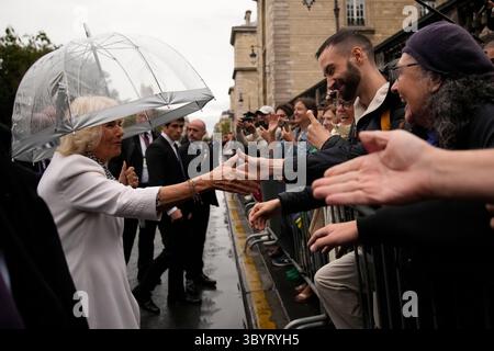 21 settembre 2023, PARIGI, Francia: Parigi (Francia), 21/09/2023.- Gran Bretagna'Äôs Queen Camilla (L) incontra i residenti dopo aver visitato il mercato dei fiori a Parigi, Francia, 21 settembre 2023. Il re britannico Carlo III e sua moglie la regina Camilla sono in visita di stato di tre giorni in Francia. (Francia, Reino Unido) (immagine di credito: © Christophe Ena/POOL via ZUMA Press Wire) Foto Stock