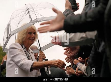 21 settembre 2023, PARIGI, Francia: Parigi (Francia), 21/09/2023.- Gran Bretagna'Äôs Queen Camilla (L) incontra i residenti dopo aver visitato il mercato dei fiori a Parigi, Francia, 21 settembre 2023. Il re britannico Carlo III e sua moglie la regina Camilla sono in visita di stato di tre giorni in Francia. (Francia, Reino Unido) (immagine di credito: © Christophe Ena/POOL via ZUMA Press Wire) Foto Stock