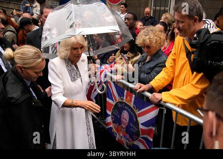 21 settembre 2023, PARIGI, Francia: Parigi (Francia), 21/09/2023.- Gran Bretagna'Äôs Queen Camilla (C) incontra i residenti dopo aver visitato il mercato dei fiori a Parigi, Francia, 21 settembre 2023. Il re britannico Carlo III e sua moglie la regina Camilla sono in visita di stato di tre giorni in Francia. (Francia, Reino Unido) (immagine di credito: © Christophe Ena/POOL via ZUMA Press Wire) Foto Stock