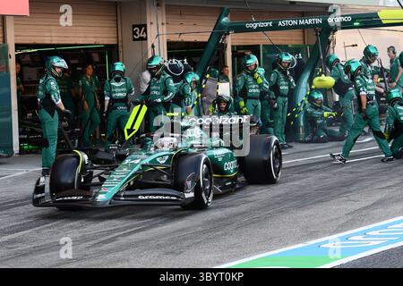 23 settembre 2023, SUZUKA, Giappone: Suzuka (Giappone), 23/09/2023.- il pilota spagnolo di Formula 1 Fernando Alonso di Aston Martin lascia il suo box durante il Gran Premio del Giappone di Formula 1 sul circuito di Suzuka a Suzuka, Giappone, 24 settembre 2023. (Fórmula uno, Japón) (immagine di credito: © Toshifumi Kitamura/POOL via ZUMA Press Wire) Foto Stock