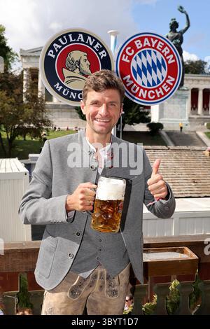 24 settembre 2023, MONACO DI BAVIERA, Germania: Monaco (Germania), 24/09/2023.- Thomas Mueller di Monaco partecipa alla 188a edizione del tradizionale festival della birra e del divertimento Oktoberfest nella capitale tedesca della Baviera, Monaco di Baviera, in Germania, 24 settembre 2023. L'Oktoberfest 2023 si svolge dal 17 settembre al 3 ottobre 2023 e sono attesi diversi milioni di visitatori da tutto il mondo. (Alemania) (immagine di credito: © Stefan Matzke/POOL via ZUMA Press Wire) Foto Stock