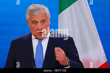 28 settembre 2023, Berlino, Germania: Berlino (Germania), 28/09/2023.- il ministro degli affari esteri italiano Antonio Tajani partecipa a una conferenza stampa con il ministro degli Esteri tedesco a Berlino, in Germania, il 28 settembre 2023. I loro colloqui si sono concentrati sulla cooperazione politica bilaterale ed europea. (Alemania, Italia) (immagine di credito: © Hannibal Hanschke/POOL via ZUMA Press Wire) Foto Stock