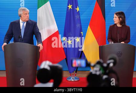 28 settembre 2023, Berlino, Germania: Berlino (Germania), 28/09/2023.- il ministro degli Esteri tedesco Annalena Baerbock (R) e il suo omologo italiano Antonio Tajani partecipano a una conferenza stampa a Berlino, Germania, il 28 settembre 2023. I loro colloqui si sono concentrati sulla cooperazione politica bilaterale ed europea. (Alemania, Italia) (immagine di credito: © Hannibal Hanschke/POOL via ZUMA Press Wire) Foto Stock