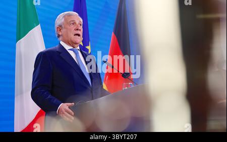 28 settembre 2023, Berlino, Germania: Berlino (Germania), 28/09/2023.- il ministro degli affari esteri italiano Antonio Tajani partecipa a una conferenza stampa con il ministro degli Esteri tedesco a Berlino, in Germania, il 28 settembre 2023. I loro colloqui si sono concentrati sulla cooperazione politica bilaterale ed europea. (Alemania, Italia) (immagine di credito: © Hannibal Hanschke/POOL via ZUMA Press Wire) Foto Stock
