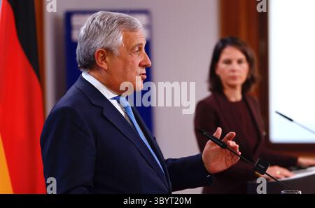 28 settembre 2023, Berlino, Germania: Berlino (Germania), 28/09/2023.- il ministro degli Esteri tedesco Annalena Baerbock (R) e il suo omologo italiano Antonio Tajani partecipano a una conferenza stampa a Berlino, Germania, il 28 settembre 2023. I loro colloqui si sono concentrati sulla cooperazione politica bilaterale ed europea. (Alemania, Italia) (immagine di credito: © Hannibal Hanschke/POOL via ZUMA Press Wire) Foto Stock
