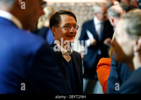3 ottobre 2023, AMBURGO, Amburgo, Germania: Amburgo (Germania), 03/10/2023.- il ministro federale della sanità tedesco Karl Lauterbach è visto prima di una cerimonia al teatro dell'opera "Elbphilharmonie" di Amburgo come parte delle celebrazioni della giornata dell'unità tedesca ad Amburgo, Germania, il 3 ottobre 2023. Il giorno dell'unità segna la riunificazione della Germania Ovest e della Germania Est nella Germania moderna nel 1990, dopo la fine della Guerra fredda. Oltre 30 anni dopo rimangono le differenze tra la Germania occidentale e quella orientale e sono spesso fonte di discussione politica e sociale. (Alemania, Hamburgo) (immagine di credito: © Morris Macmat Foto Stock