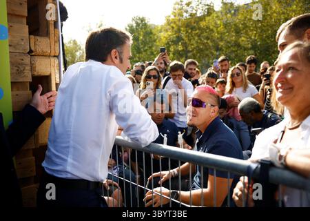 8 ottobre 2023, PARIGI, Francia: Parigi (Francia), 08/10/2023.- il presidente francese Emmanuel Macron parla con gli atleti paralimpici durante la giornata Paralimpica a Place de la Republique, a Parigi, in Francia, 8 ottobre 2023. (Francia) (immagine di credito: © Sarah Meyssonnier/POOL via ZUMA Press Wire) Foto Stock