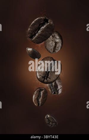 Concetto Falling Coffee Beans, primo piano di chicchi di caffè appena tostati che volano su sfondo scuro Foto Stock
