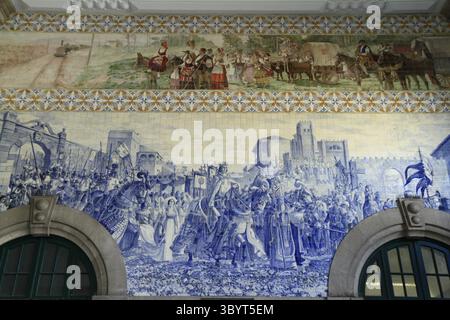 Famosa parete interna della stazione ferroviaria di Sao Bento Minho. Porto, Portogallo, Porto, Portogallo Foto Stock