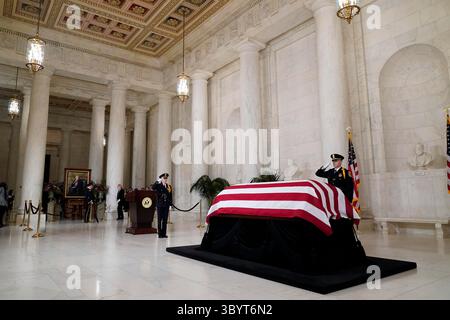 18 dicembre 2023, Washington, DC, Stati Uniti: Washington (Stati Uniti), 18/12/2023.- lo scrigno drappeggiato di bandiera del giudice della Corte Suprema in pensione Sandra Day o'ÄôConnor si trova nella sala grande della Corte Suprema di Washington, DC, USA, 18 dicembre 2023. Day o'Connor è stata nominata dal presidente degli Stati Uniti Ronald Reagan nel 1981 ed è stata la prima donna a servire come giudice della Corte Suprema degli Stati Uniti. Il servizio funebre per il giorno o'Connor si svolgerà il 19 dicembre presso la Cattedrale Nazionale di Washington. (Immagine di credito: © Jacquelyn Martin/POOL via ZUMA Press Wire) Foto Stock