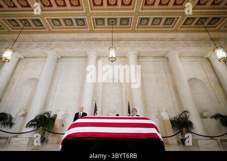 18 dicembre 2023, Washington, DC, Stati Uniti: Washington (Stati Uniti), 18/12/2023.- lo scrigno drappeggiato di bandiera del giudice della Corte Suprema in pensione Sandra Day o'ÄôConnor si trova in posa nella sala grande della Corte Suprema di Washington, DC, USA, 18 dicembre 2023. Day o'Connor è stata nominata dal presidente degli Stati Uniti Ronald Reagan nel 1981 ed è stata la prima donna a servire come giudice della Corte Suprema degli Stati Uniti. Il servizio funebre per il giorno o'Connor si svolgerà il 19 dicembre presso la Cattedrale Nazionale di Washington. (Immagine di credito: © Jacquelyn Martin/POOL via ZUMA Press Wire) Foto Stock