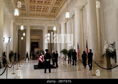 18 dicembre 2023, Washington, DC, Stati Uniti: Washington (Stati Uniti), 18/12/2023.- lo scrigno drappeggiato di bandiera del giudice della Corte Suprema in pensione Sandra Day o'ÄôConnor si trova in posa nella sala grande della Corte Suprema di Washington, DC, USA, 18 dicembre 2023. Day o'Connor è stata nominata dal presidente degli Stati Uniti Ronald Reagan nel 1981 ed è stata la prima donna a servire come giudice della Corte Suprema degli Stati Uniti. Il servizio funebre per il giorno o'Connor si svolgerà il 19 dicembre presso la Cattedrale Nazionale di Washington. (Immagine di credito: © Jacquelyn Martin/POOL via ZUMA Press Wire) Foto Stock