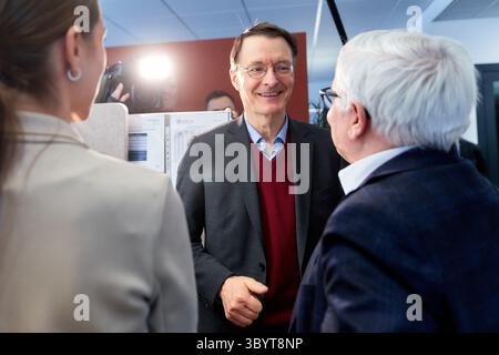 16 gennaio 2024, Berlino, Berlino, Germania: Berlino (Germania).- il ministro della salute tedesco Karl Lauterbach (C) visita il centro di emergenza di controllo dell'Associazione dei medici dell'assicurazione sanitaria obbligatoria (KV) a Berlino, 16 gennaio 2024. (Alemania) (immagine di credito: © Marcus Golejewski/POOL via ZUMA Press Wire) Foto Stock