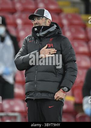 26 gennaio 2024, Liverpool, Regno Unito: Liverpool (Regno Unito).- (FILE) - l'allenatore del Liverpool Juergen Klopp saluta i tifosi alla fine della partita di calcio di Premier League inglese tra Liverpool FC e Tottenham Hotspur a Liverpool, Regno Unito, 16 dicembre 2020 (ristampato il 26 gennaio 2024). Klopp il 26 gennaio 2024 ha annunciato che lascerà il Liverpool dopo la fine della stagione 2023/24. (Reino Unido) (immagine di credito: © Peter Powell/POOL via ZUMA Press Wire) Foto Stock