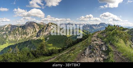 Arrampicandosi sulla Via Ferrata di Edelrid fino alla cima di Iseler nei pressi di Oberjoch Bad Hindelang nei monti Allgau Foto Stock
