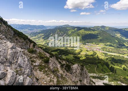 Arrampicandosi sulla Via Ferrata di Edelrid fino alla cima di Iseler nei pressi di Oberjoch Bad Hindelang nei monti Allgau Foto Stock