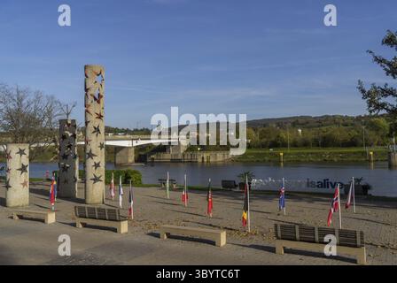 Monumento europeo nel villaggio Schengen con vista sul fiume Mosella, Lussemburgo Foto Stock