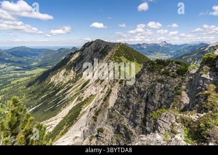 Arrampicandosi sulla Via Ferrata di Edelrid fino alla cima di Iseler nei pressi di Oberjoch Bad Hindelang nei monti Allgau Foto Stock