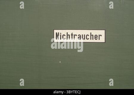 Cartello tedesco non fumare in tedesco chiamato Nichtraucher sullo sfondo verde del treno Foto Stock