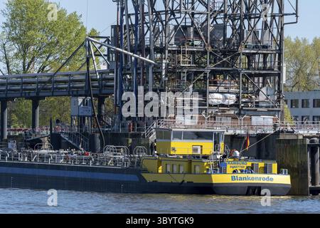 La petroliera Blankenrode è ormeggiata in una stazione di carico industriale nel porto di Amburgo, con numerose tubazioni, valvole e collegamenti per la movimentazione di liqu Foto Stock