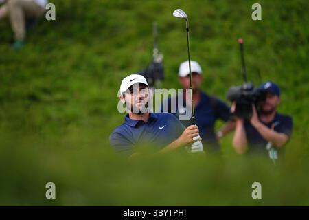 Lo Scottie Scheffler degli Stati Uniti gioca dal 17° fairway durante il quarto giorno del 153° Open Championship al Royal Portrush nella contea di Antrim, Irlanda del Nord. Data foto: Domenica 20 luglio 2025. Foto Stock