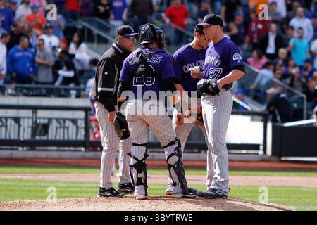 14 aprile 2011 - Corona, New York, Stati Uniti - il lanciatore di rilievo dei Colorado Rockies Matt Lindstrom (27) lancia in soccorso e ottiene il salvataggio contro i New York Mets al Citi Field di Corona, NY. I Colorado Rockies sconfissero i New York Mets 6-5 nella prima partita di un double header. (Immagine di credito: © Debby Wong/ZUMA Press Wire) Foto Stock