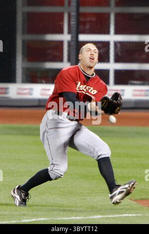 21 aprile 2011 - Corona, New York, Stati Uniti - Houston Astros fielder destro HUNTER PENCE (9) lancia la palla colpita da Jason Bay dei Mets, permettendo un errore di due punti e quattro basi nella parte inferiore dell'ottavo inning contro i New York Mets al Citi Field. I New York Mets sconfissero gli Houston Astros 9-1. (Immagine di credito: © Debby Wong/ZUMA Press Wire) Foto Stock