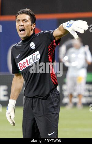 26 luglio 2011 - Flushing, New York, USA: Il portiere della Juventus FC Gianluigi Buffon (1) reagisce a una chiamata durante la prima metà della partita di calcio dell'Herbalife World Football Challenge contro il Club America al Citi Field, Flushing, NY. (Credit Image: © Debby Wong/ZUMA Press Wire) Foto Stock