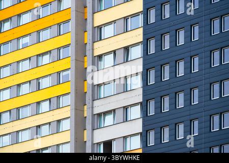 Torri residenziali a righe con strati orizzontali gialli, grigi e blu scuro Foto Stock