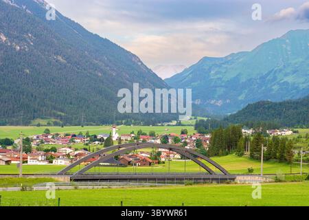 Heiterwang: Villaggio e chiesa Heiterwang, valle di Grundbach, zona di Zwischentoren, Außerfern in Tiroler Zugspitz Arena, Tirolo, Austria Foto Stock
