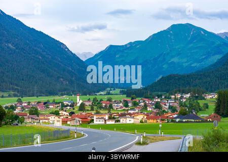 Heiterwang: Villaggio e chiesa Heiterwang, valle di Grundbach, zona di Zwischentoren, Außerfern in Tiroler Zugspitz Arena, Tirolo, Austria Foto Stock