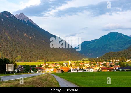 Heiterwang: Villaggio e chiesa Heiterwang, valle di Grundbach, zona di Zwischentoren, Außerfern in Tiroler Zugspitz Arena, Tirolo, Austria Foto Stock