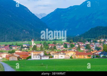 Heiterwang: Villaggio e chiesa Heiterwang, valle di Grundbach, zona di Zwischentoren, Außerfern in Tiroler Zugspitz Arena, Tirolo, Austria Foto Stock