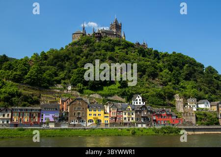 La famosa e idilliaca città di Cochem nella valle dell'Eifel, con sullo sfondo il castello di Reichsburg, sullo sfondo, è una popolare destinazione turistica. Foto Stock