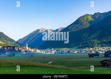 Lermoos: Villaggio e chiesa Lermoos, prato, capannoni in Tiroler Zugspitz Arena, Tirolo, Tirolo, Austria Foto Stock