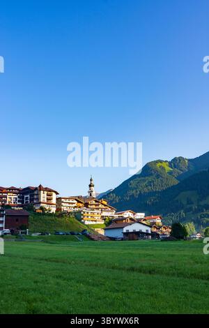 Lermoos: Villaggio e chiesa Lermoos, prato in Tiroler Zugspitz Arena, Tirolo, Austria Foto Stock
