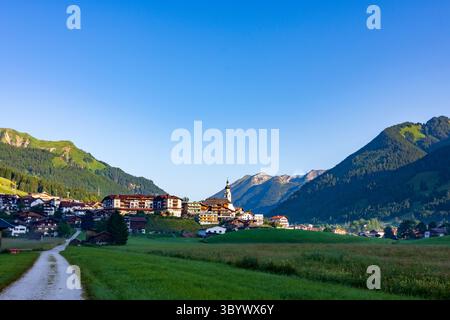 Lermoos: Villaggio e chiesa Lermoos, prato in Tiroler Zugspitz Arena, Tirolo, Austria Foto Stock