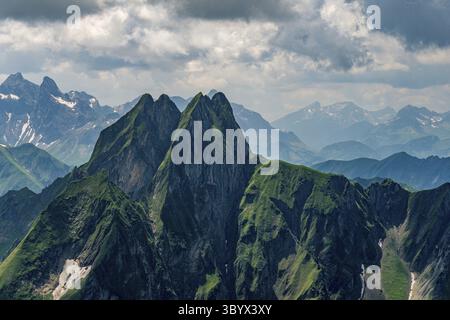 Meravigliosa escursione in alta quota dal Nebelhorn Edmund-Probst-Haus attraverso il Laufbacher Eck fino all'Oytal nelle Alpi Allgau vicino a Oberstorf Foto Stock