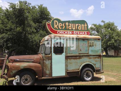 Granger, Texas: 7 giugno 2023 - ristorante d'antiquariato, firma sul tetto del camion d'epoca. Granger, Texas Foto Stock