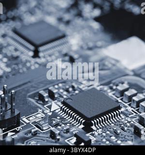 Componenti a bordo. PCB a PC. Chip, condensatore e connettori sulla scheda madre di un personal computer. Moderno background tecnologico Foto Stock