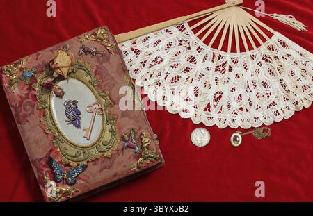 Libro antico con pietre preziose colorate e specchio. Fairy tale Romance Book Foto Stock