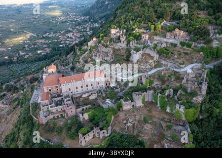 Vista aerea delle rovine bizantine di Mystras in Grecia con una grande chiesa sul sito Foto Stock
