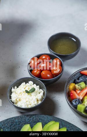 Ingredienti freschi preparati su un tavolo da cucina per un pranzo sano Foto Stock